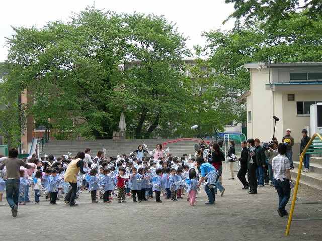 松が峰幼稚園の園庭でマツケンサンバ！