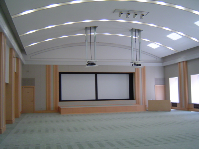 東館４階講堂は１２０名収容。２台あるプロジェクタは天井に収納可能です。