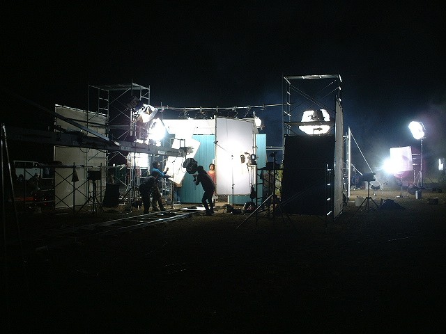 撮影機材や照明機材も大掛かり。暗くなるのを待って撮影開始。