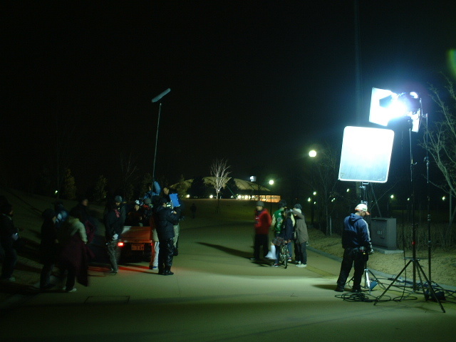 河内町総合運動公園での夜間ロケ。奥に見えるのは『ドリームプールかわち』