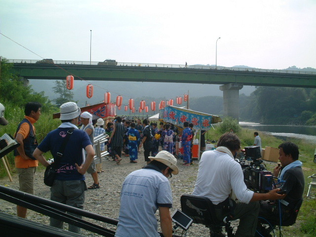下野大橋(那須烏山市)での撮影　　　この日は250名を超えるエキストラが参加