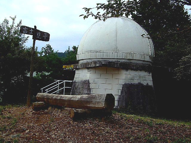 天体望遠鏡を持つ小さなドーム