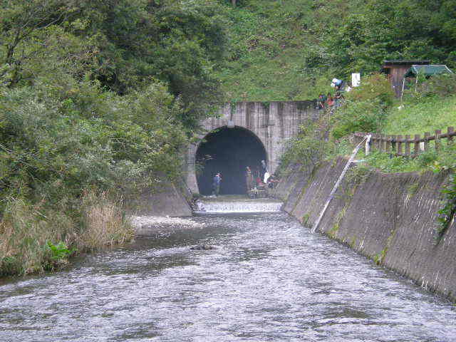 尚仁沢から黒沢へ700メートル以上もつづくトンネルの出口
