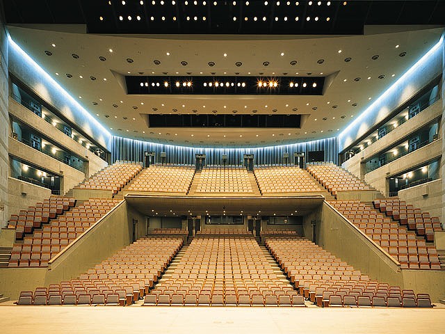 １６０４席保有のプロセミアム形式ホール