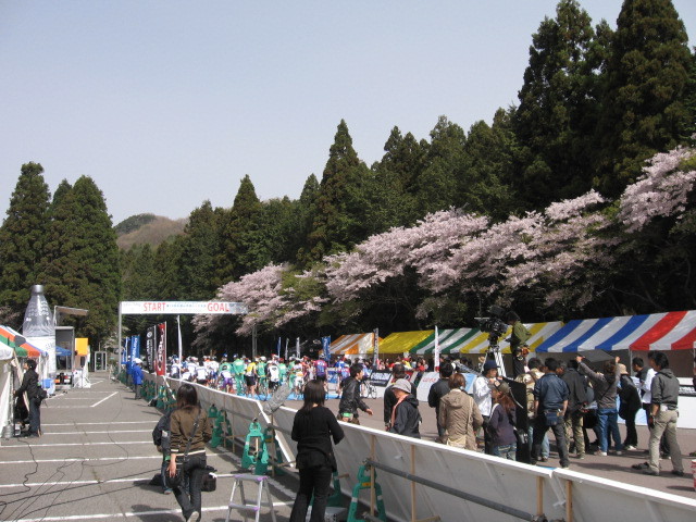 ロケ地の宇都宮森林公園駐車場には、毎年開催されるジャパン・カップ・サイクル・ロード・レース会場さながらのセットが作られました。自転車愛好者にとっては一度は走ってみたいあこがれのコースです。