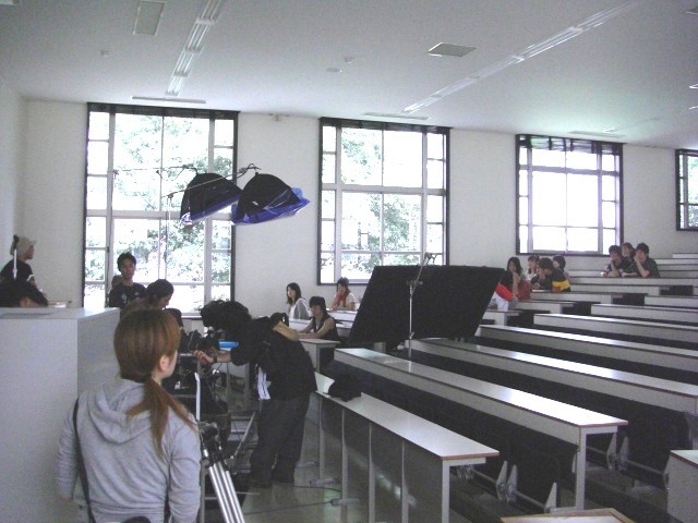 宇都宮大学教育学部の教室を使って学生時代の回想シーンを撮影中