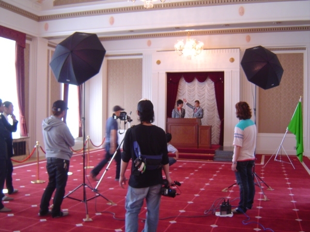 昭和館の格式ある正庁で撮影開始。みんなちょっと緊張気味。　　　　　　　　　(c)AMMYPARK・MEDIABRST