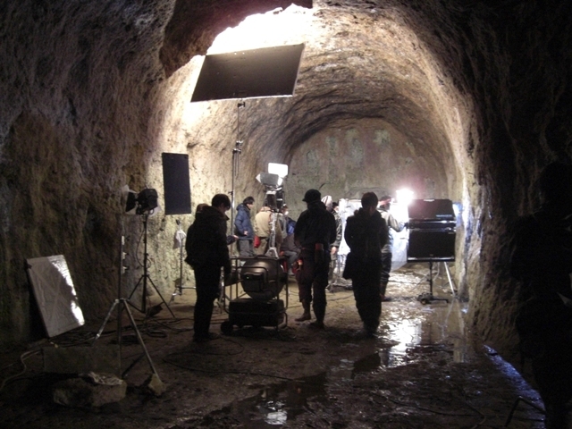 同地の洞窟内での撮影風景