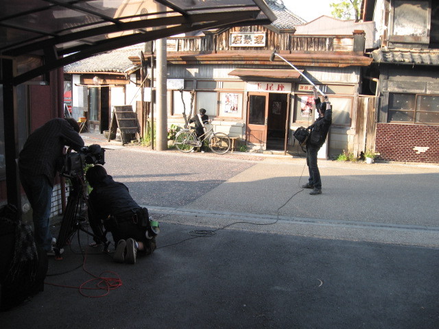 「岡田記念館」にある栃木で一番古い床屋は、淡路島の映画館の入口として撮影されました。