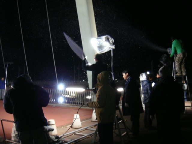「しののめさくら橋」では、雪の舞う夜のシーンの撮影が行われました。