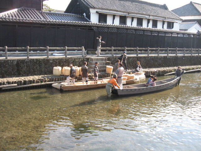 舞台は、江戸城にほど近い鎌倉河岸。『小江戸とちぎ』を流れる巴波川（うずまがわ）は、日本橋川という設定です。地元のエキストラの方たちは江戸っ子になりきって楽しんでいました。