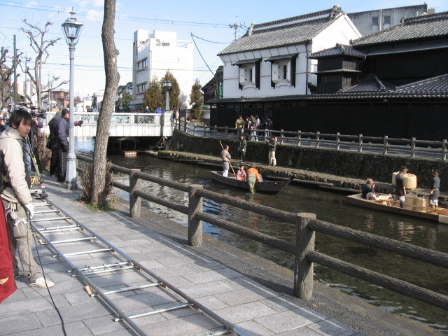 黒塀の長さは、１２０メートル。「蔵の街遊覧舟」で『小江戸とちぎ』をお楽しみください。