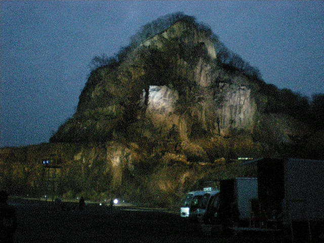 ライトアップされた岩船山