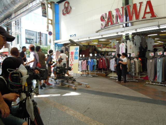 オリオン通りでは買い物客の見守る中での撮影となりました。