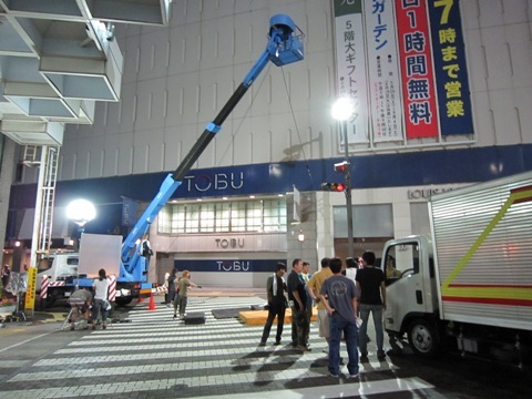 東武百貨店前を通行止めにして、ハイライダーを使っての撮影