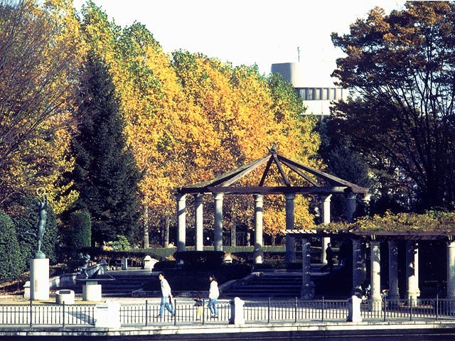 秋の記念広場と八角パーゴラ