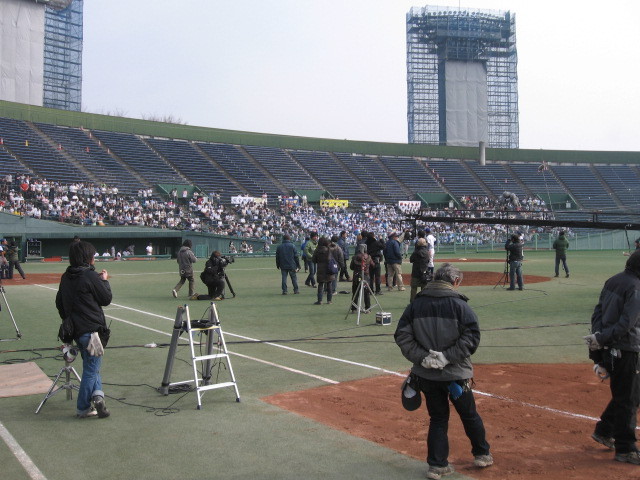 野球の試合の撮影が行われた「清原球場」（２枚とも）