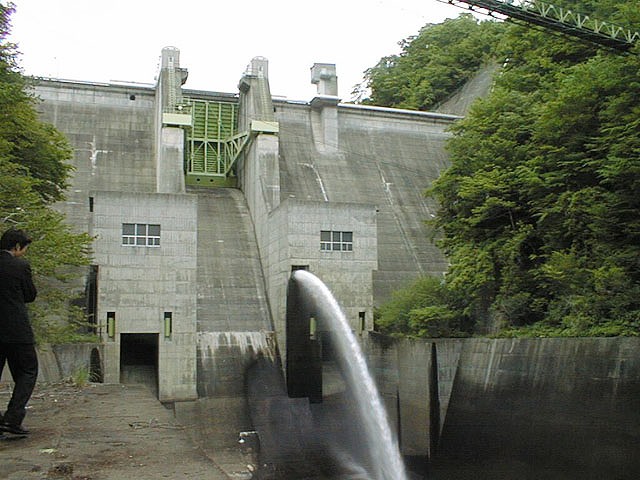 ダム下流からの風景