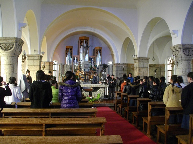 松が峰教会聖堂内で終業式の様子を撮影。