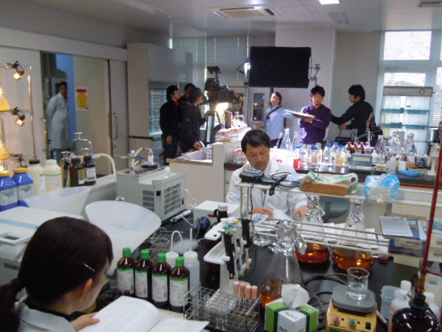栃木県産業技術センター職員ほか地元エキストラの方々が出演しています。