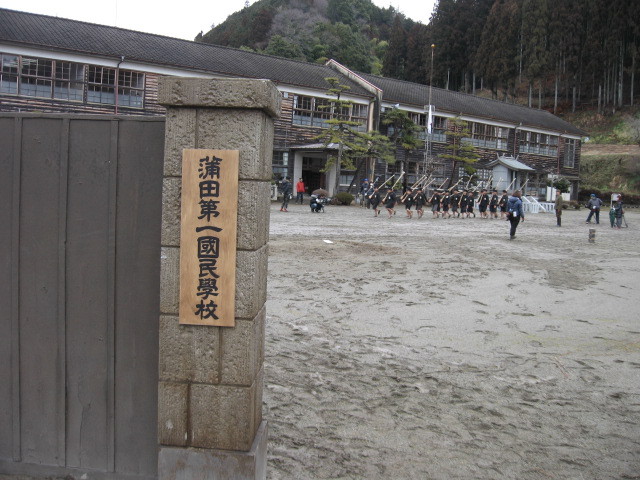 懐かしい木造校舎の旧須賀川小学校は、蒲田の国民学校という設定です。下級生たちが軍事教練をしています。