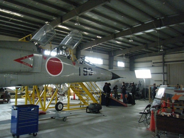 数回登場する帝京大学内格納庫にある飛行機。