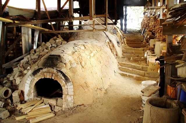 登り窯のある陶芸工房（川尻製陶所）は、物語のカギになる場所です。
