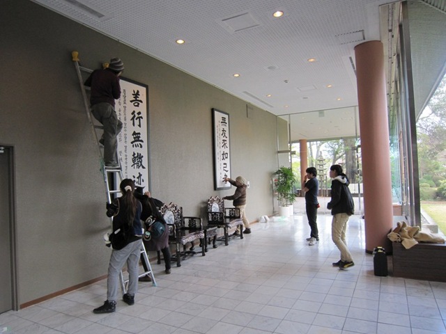宇都宮グランドホテルは「料亭」と「豪邸」いう設定でした。撮影当日は、一斉に散り始めた桜の花の掃除から始まりました。