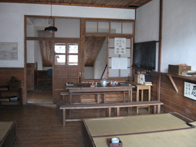 兵舎として飾られた教室。