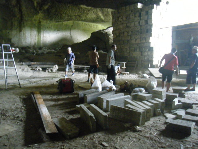 小百合の棲み家として使用した稲荷山の洞窟