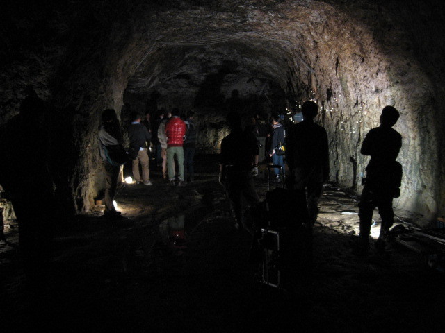 地下トンネルという設定。電飾で浮かび上がった洞窟がとても印象的でした。