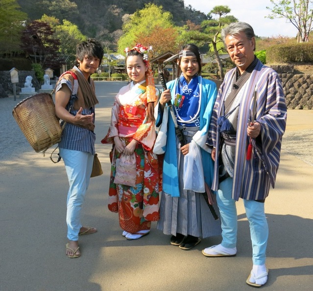 日光江戸村で、それぞれの衣装に着替えて記念撮影。