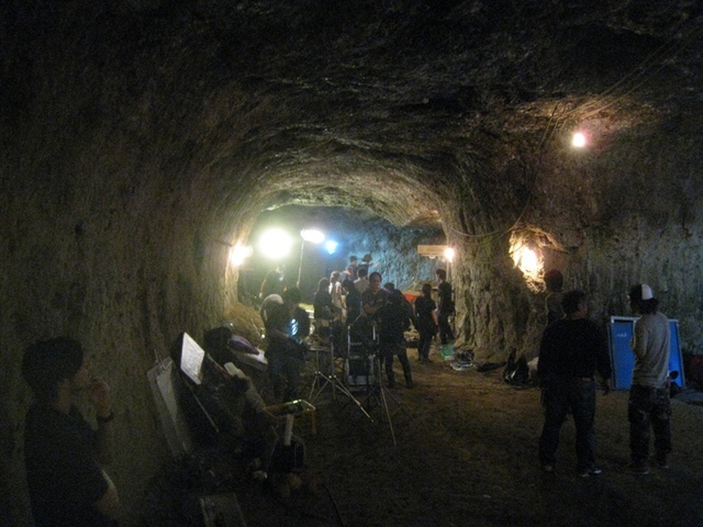 大谷採石場跡稲荷山の地下洞窟内での撮影風景