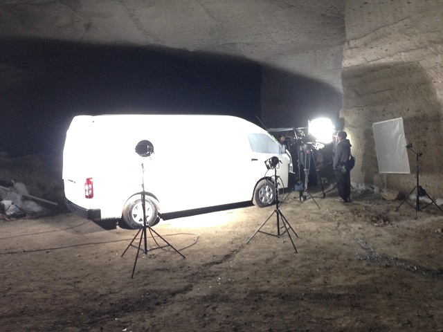 洞窟内に車をセットし、走行している車内の様子を撮影しています。