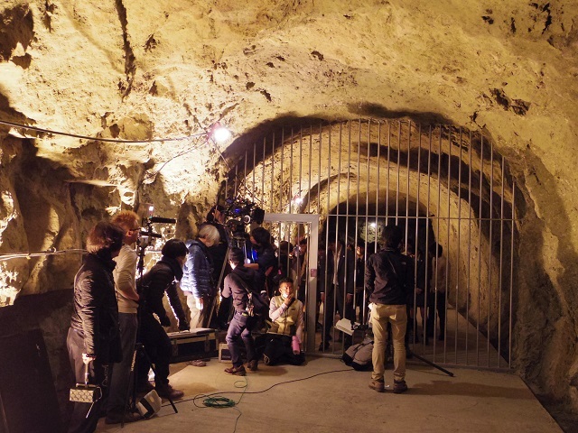 那須烏山市/島崎酒造が所有している洞窟酒蔵内での撮影風景