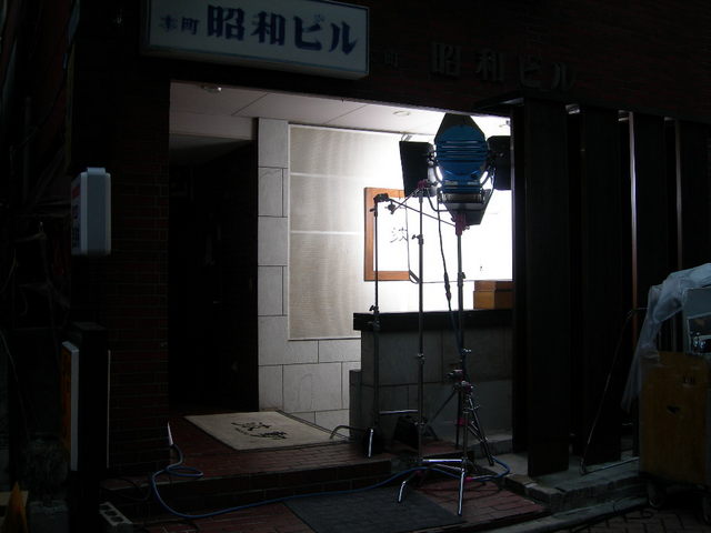 映画・日本の自転車泥棒の撮影風景。店外からの照明