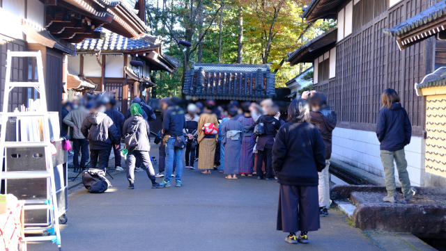 ロケ風景(江戸村)：目安箱が設置されるシーンは休園日の早朝に江戸生活文化伝承館の前で撮影されました。