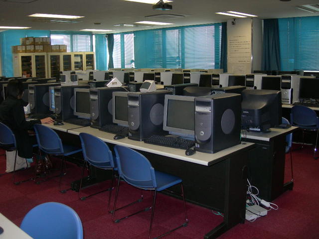 ２室あるパソコン実習室