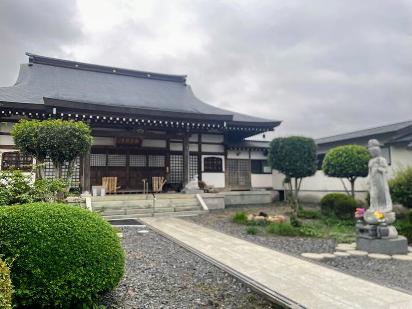 本堂の外観。廊下で母屋と繋がっています。